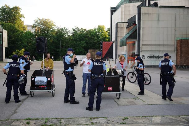 So policisti tukaj, da ščitijo ljudi? Ali je njihova naloga ščitenje oblasti? Teo Jarc policisti redno popisujejo in kaznujejo. 