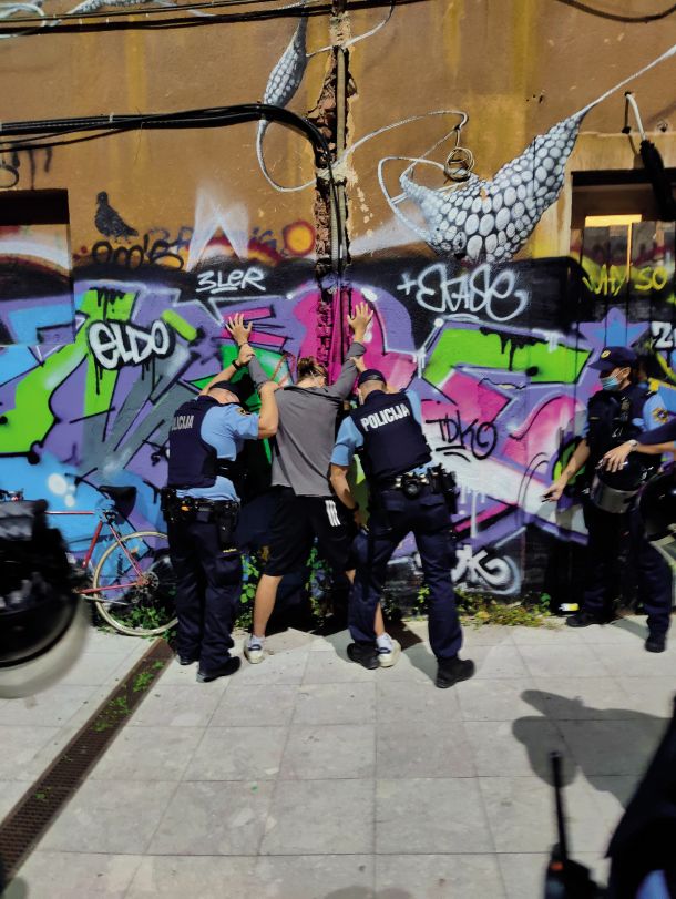 V petek zvečer so med protestom policisti naključno izbirali ljudi in jih popisovali. Ko je bilo vsega konec, so grobo pridržali mladoletnika, kljub pozivom množice pa ga niso želeli izpustiti. Kaj je bil razlog za njihovo grobost, niso pojasnili.
