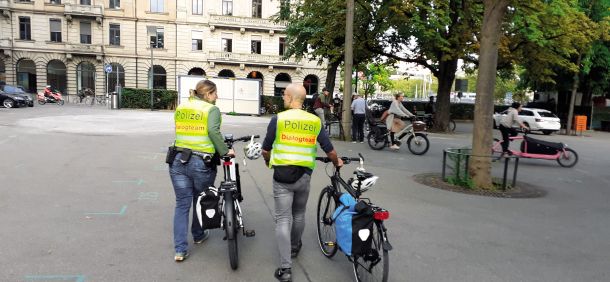 Tudi v Švici potekajo kolesarski protesti, a tam je policija spravljivejša, s protestniki se pogovarja, z njimi išče dialog. Na fotografiji policista za dialog v Zürichu. 