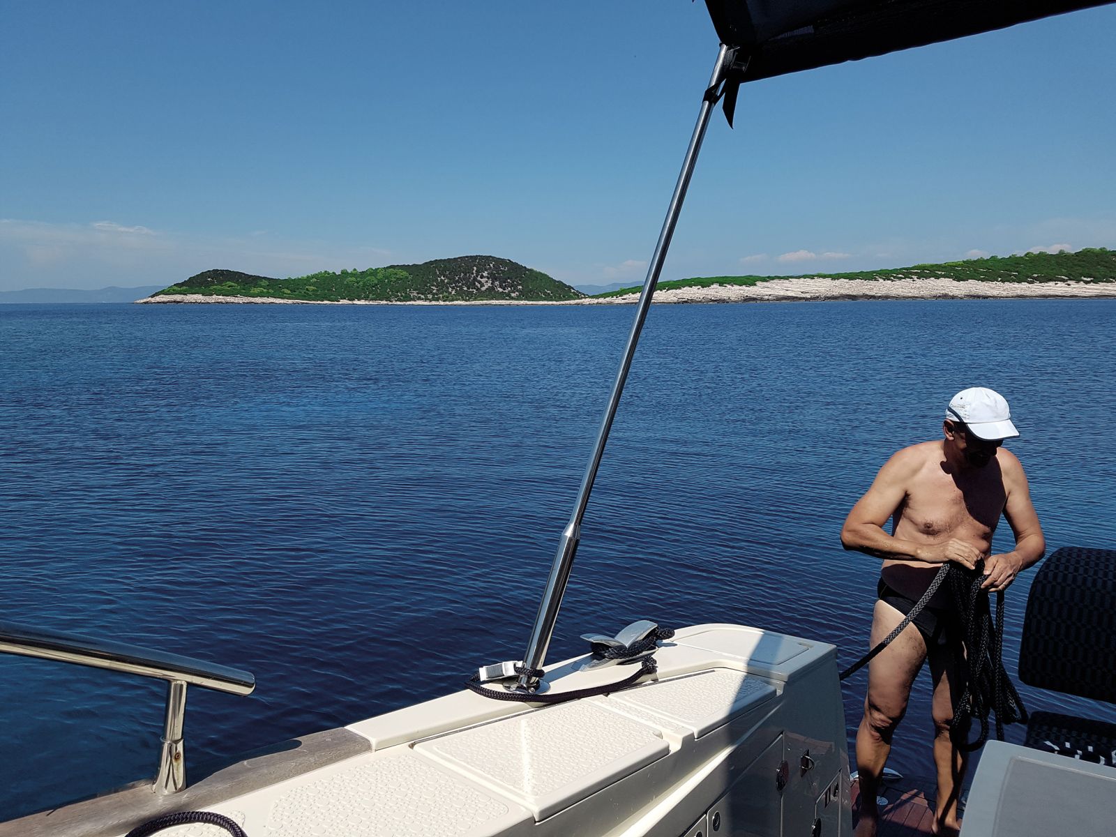 21. avgust 2016 ob 14.31: Janševa soproga Urška Bačovnik občuduje nevarne klife.