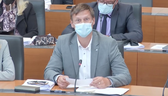 Poslanec Robert Pavšič v DZ Janši zastavlja vprašanje