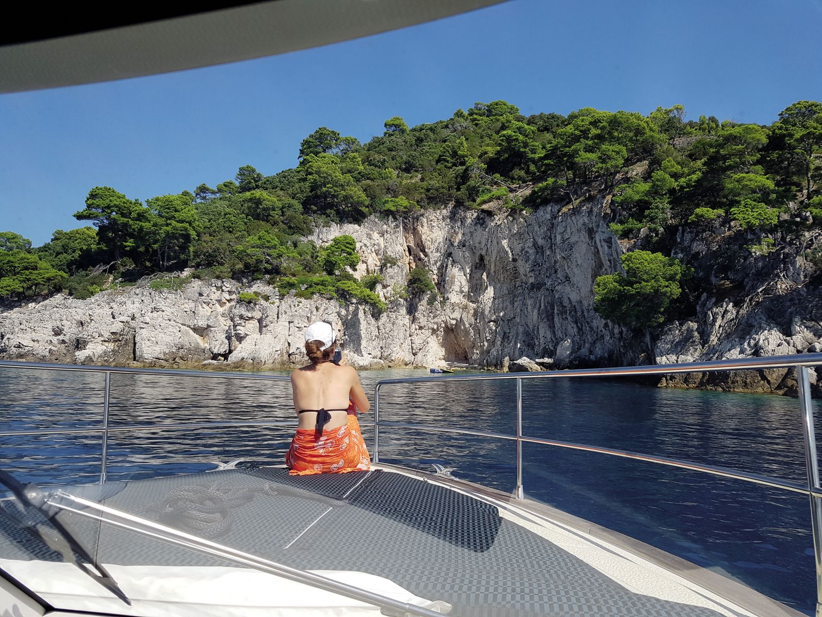 21. avgust 2016 ob 14.31: Janševa soproga Urška Bačovnik občuduje nevarne klife.