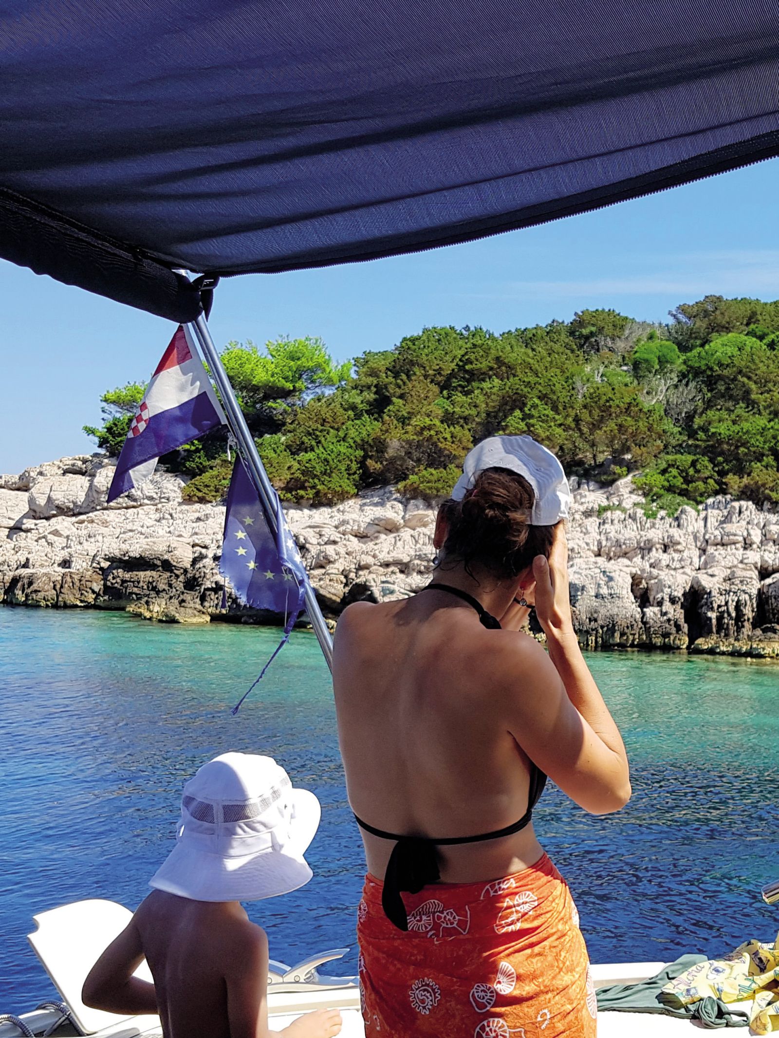 21. avgust 2016 ob 13.30: Dogodki pred tem: čeprav naj bi se večkrat videli zgolj naključno, je bilo vzdušje na ladji, ki je v lasti ustanovitelja računalniškega podjetja Marand Andreja Marčiča, precej družinsko. Na sliki si Urška Bačovnik ureja pričesko.