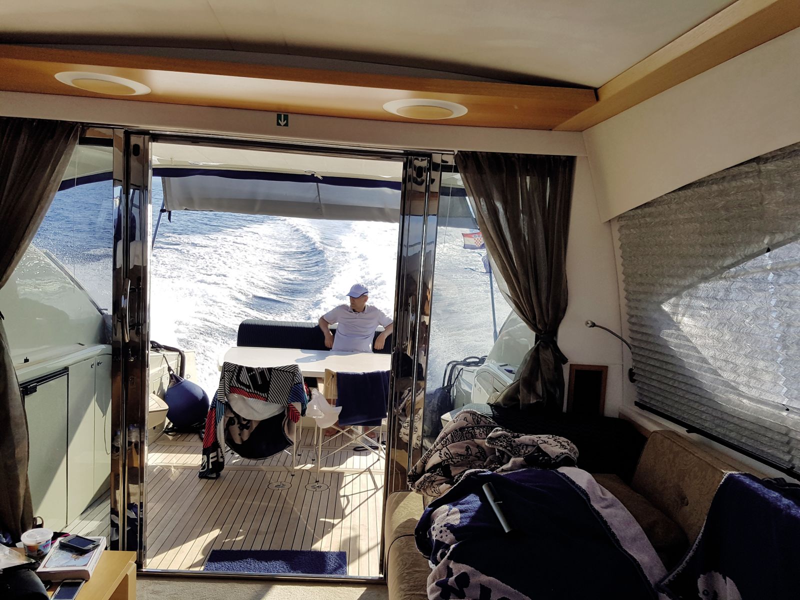 21. avgust 2016 ob 17.18: Janez Janša se zamišljeno prepušča pišu vetra med glisiranjem. Na dopust je seveda vzel tudi svojo knjigo (levo spodaj na sliki), Noriško kraljestvo. Nekaj minut kasneje se odpravi v kabino.