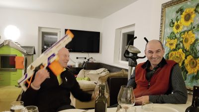 anez Janša in lobist Božo Dimnik pri Janezu doma. Brzostrelka je zgolj simbolična.