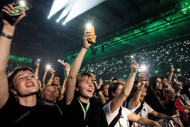 Sobotni koncert danske skupine The Minds Of 99 je obiskalo 50.000 ljudi, koncert je potekal brez mask in večjih omejitev. Danska je po številu cepljenih ena izmed najbolj uspešnih držav v Evropski uniji. /