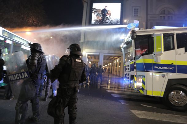 olicija na Šubičevi ulici nad protestnike z vodnim topom