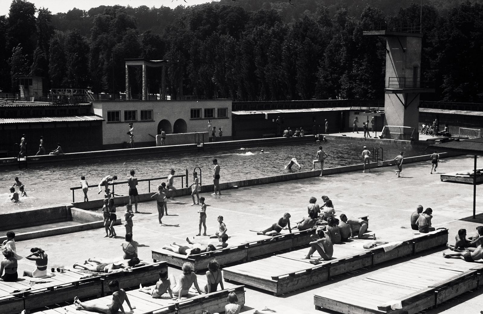 Mestno kopališče Ilirija je eno najstarejših in ob svojem nastanku leta 1929 je bilo eno najmodernejših; bil je prostor druženja in športnih aktivnosti ljubljanskih meščank in meščanov.