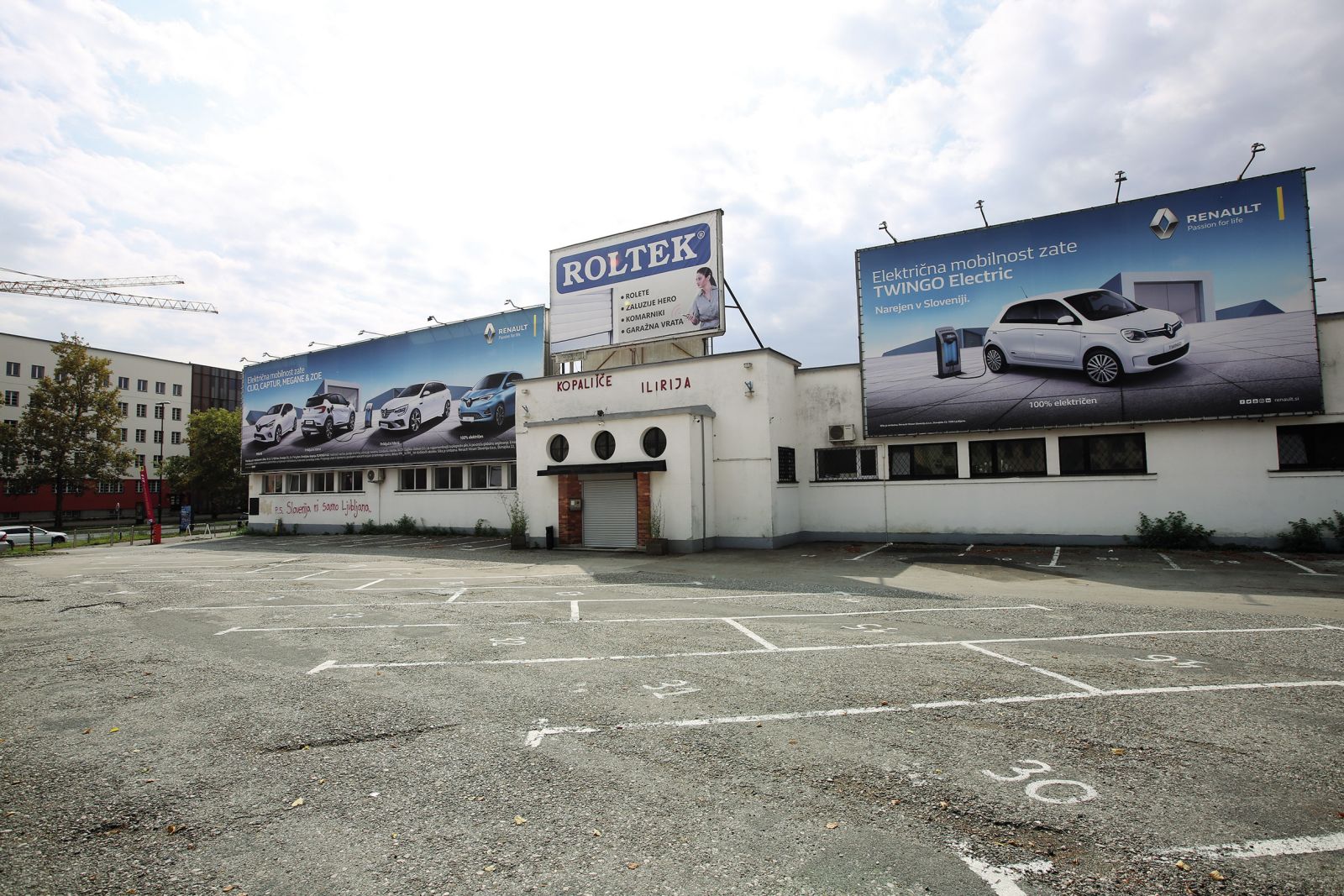 Zadnjih 30 let so historično pročelje Bloudkovega kopališča Ilirija prekrivali reklamni panoji. Kip Kopalke Franceta Goršeta je izginil leta 2007.