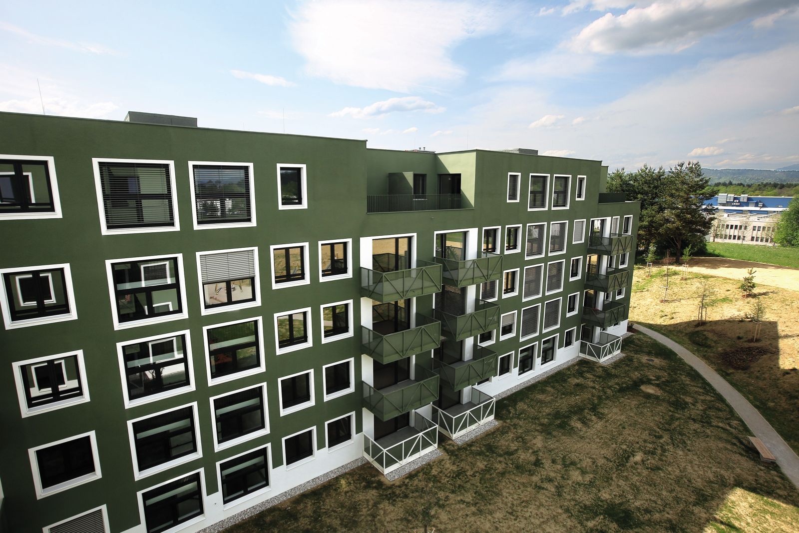 Za tričlansko gospodinjstvo, ki v soseski Novo Brdo najema novo neprofitno stanovanje s površino 55 m2, se bo neprofitna najemnina zvišala z 214,5 evra na 328,3 evra, torej za 113 evrov. Končni znesek, ki ga bo morala odšteti, bo odvisen od subvencije.