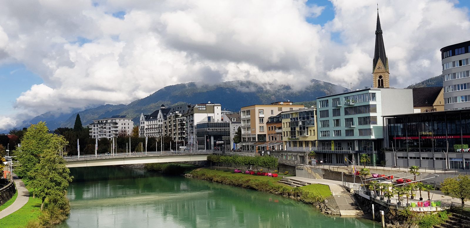 Preprosta, a učinkovita ureditev nabrežja Drave v Beljaku, kjer lahko po neprekinjeni rekreacijski poti pridemo iz mestnega zaledja vse do središča.