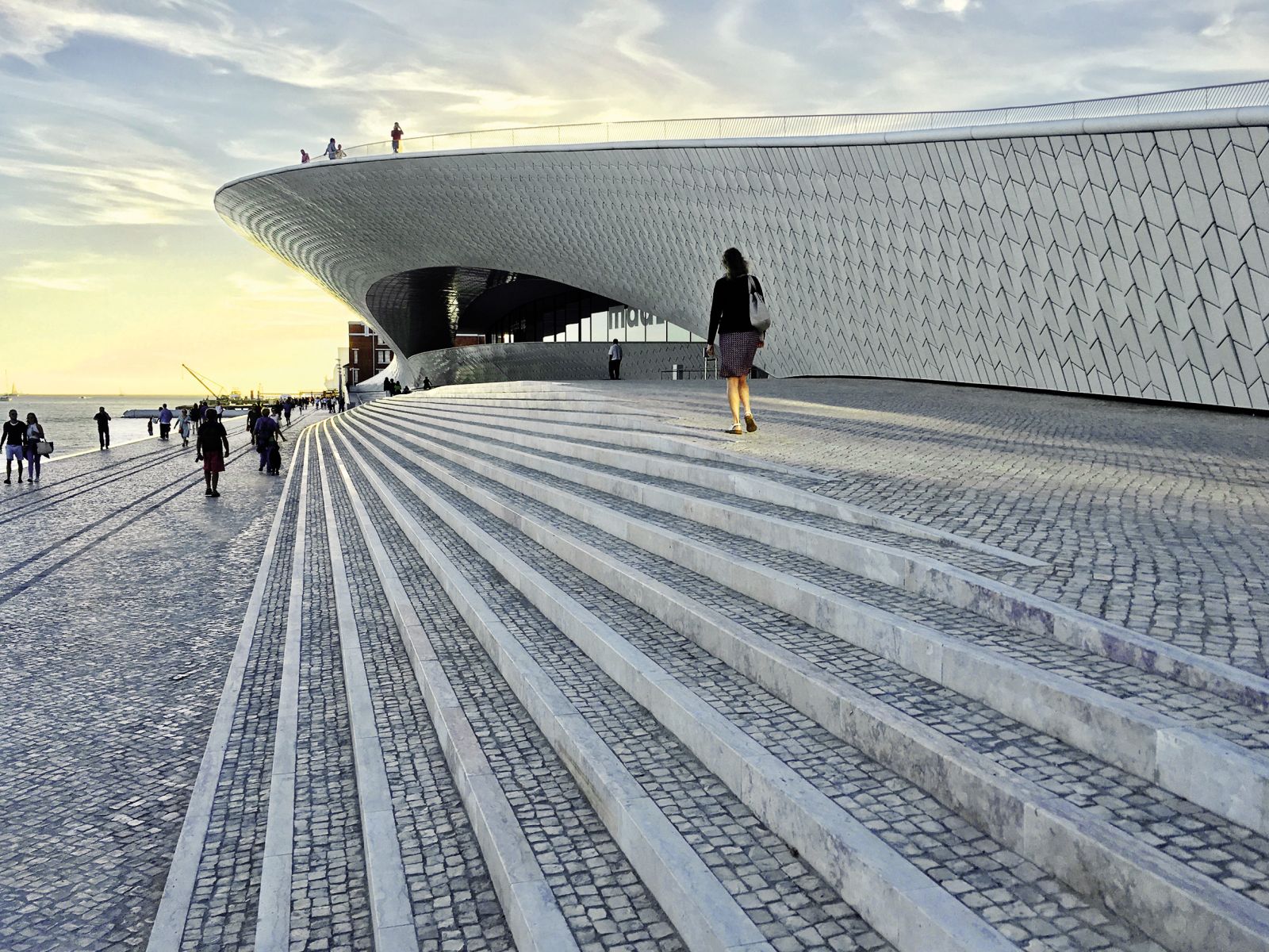 MAAT, Muzej umetnosti, arhitekture in tehnologije je en od magnetov prenovljenega lizbonskega nabrežja ob reki Tejo. Obiskovalci se lahko sprehodijo mimo ali čez organsko zasnovano stavbo, ki spominja na val ali sipino, ali pa si odpočijejo v senci velikega nadstreška.