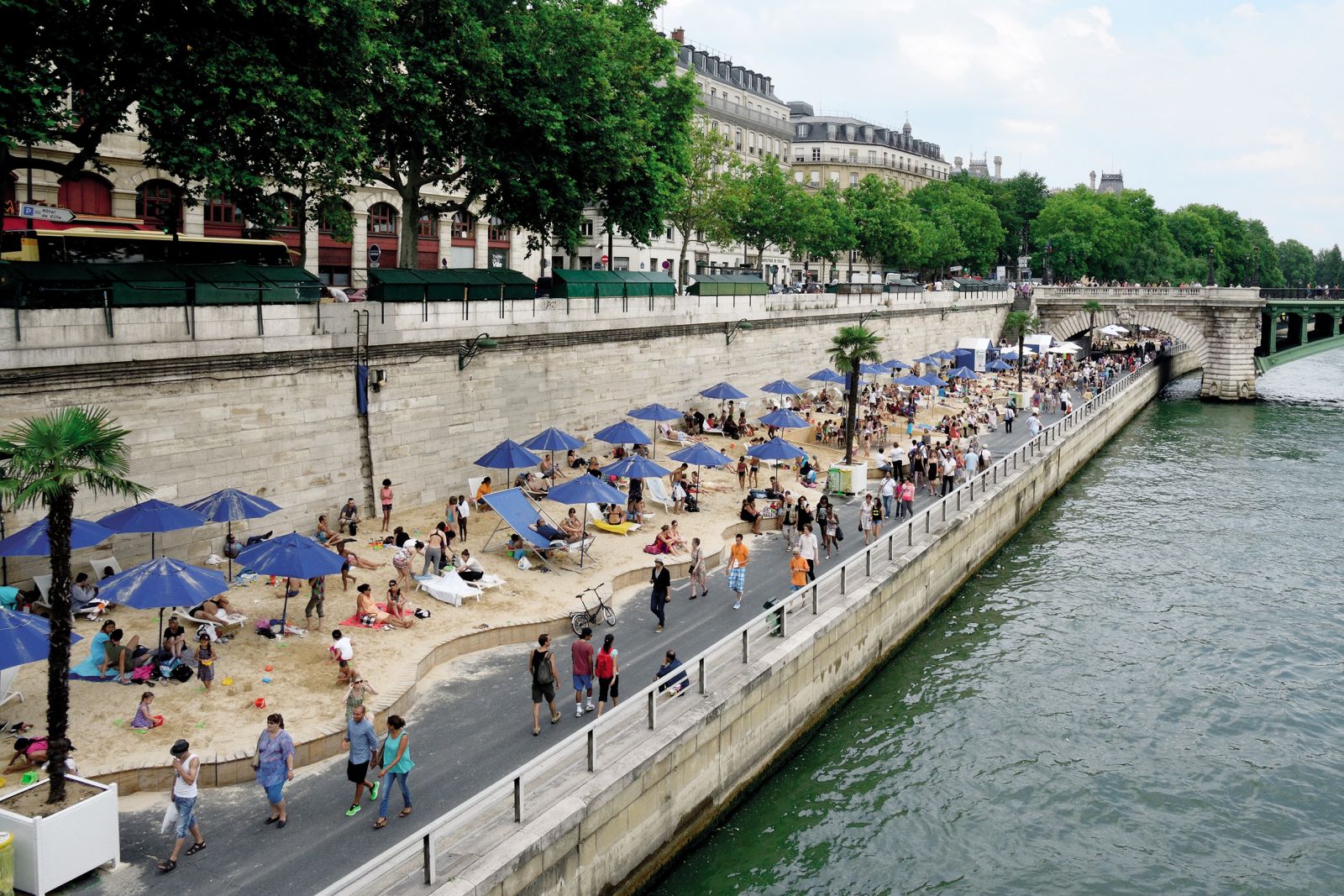 V Parizu ob poletjih ob reki Seni nasujejo mivko ter postavijo ležalnike, senčnike in palme, s čimer pričarajo vsaj približek plaže tudi za tiste, ki si ne morejo privoščiti počitnic na morju.