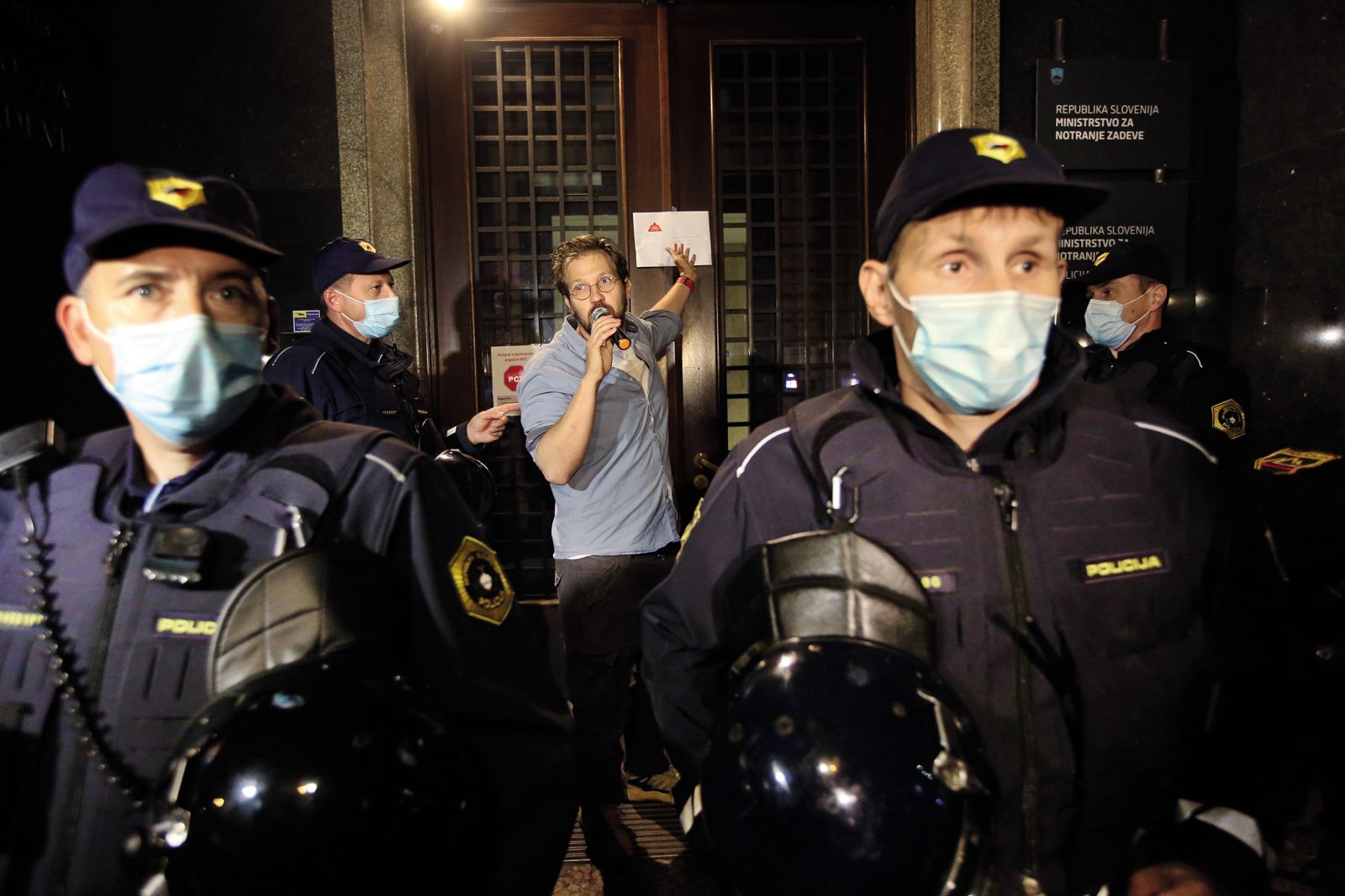 Jaša Jenull je na petkovem protestu na vrata ministrstva za notranje zadeve pribil ovadbo zoper Janeza Janšo / | Borut Krajnc