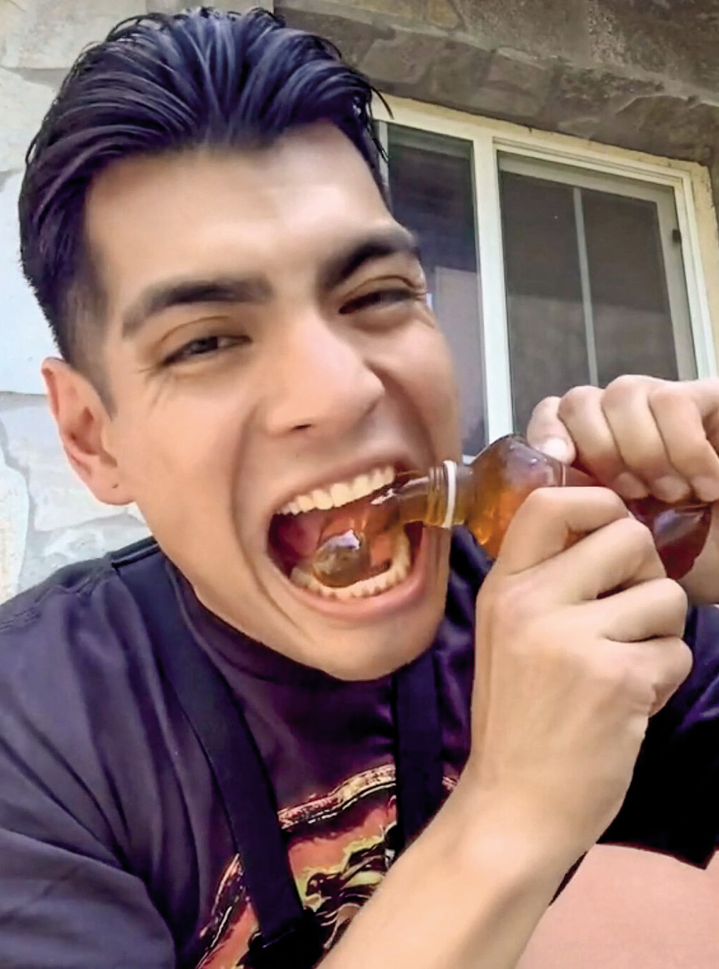 Dave Ramirez, »kralj zmrznjenega ledu«, je na TikToku sprožil trend videov, na katerih ljudje grizljajo zmrznjen med; skupno imajo že skoraj milijardo ogledov.