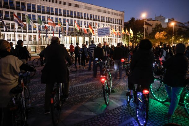 Petkovi protestniki in protestnice opozarjajo na korupcijo Janševe vlade ter vztrajajo vsak teden že dobro leto in pol