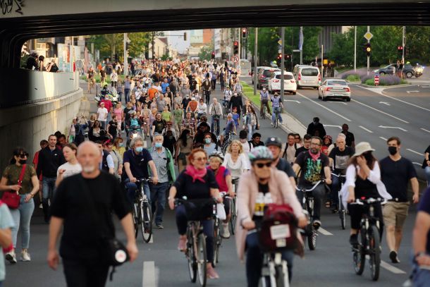 Vzorec za posnemanje. Brezogljični protivladni protesti v Ljubljani