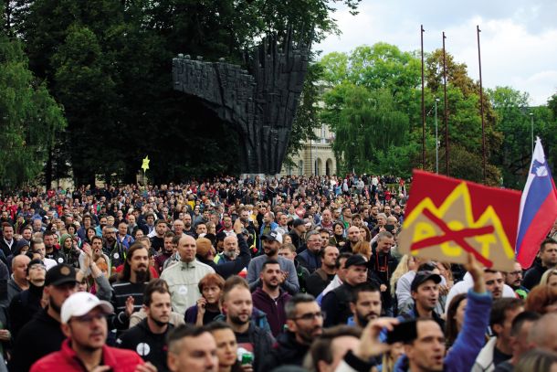 Z razliko od prvega protesta 15. septembra, je drugi, ki se je odvil 22. septembra, minil mirno, ni bilo provokacij, bilo pa je veliko policije. Stavba slovenskega parlamenta je bila zagrajena. Ljudje so vzklikali gesla proti vladi in ploskali tistim, ki so govorili, da je epidemija covida izmišljotina in zarota. 