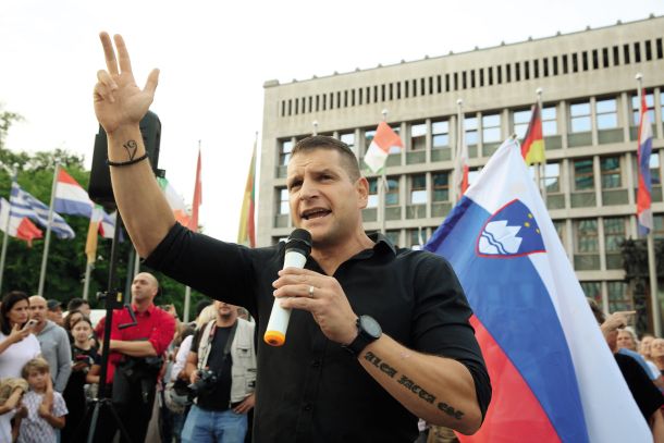 Zoran Stevanović, predsednik stranke Resni.ca, kranjski svetnik, nekdanji policist, ki se bori proti elitam in epidemiji covida-19. Ta po njegovem mnenju ne obstaja.
