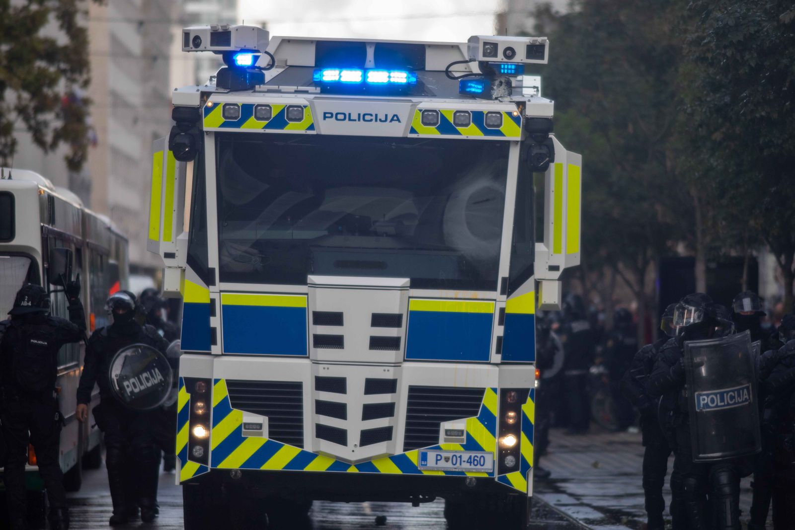 Policija in vodni top na torkovih protestih