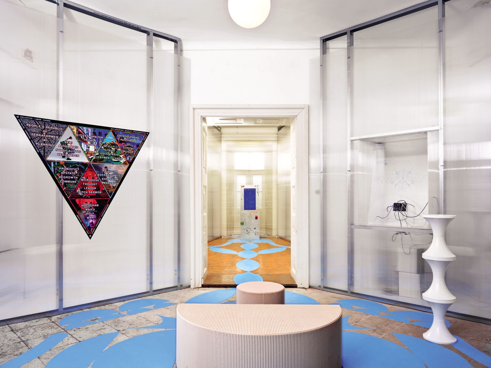 V sodelovanju s češkim arhitektom Vojtechom Rado je MGLC svoje prostore s kozmetičnimi posegi preoblikoval tako, da se oddaljijo od vzdušja »bele kocke« in se približajo videzu pisarniških prostorov.