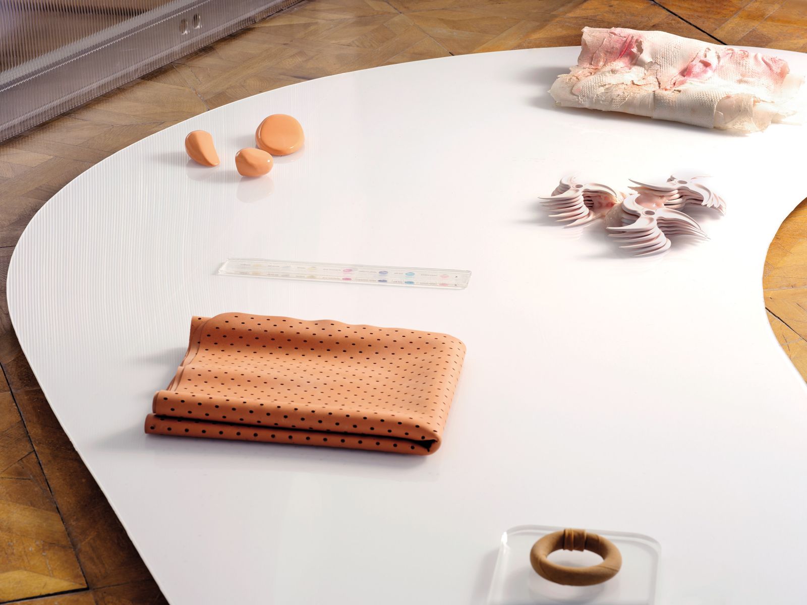 Razstavljeni objekti Žive Božičnik Rebec »evocirajo časovno kompleksnost, del hyperprostora, kjer se pospešuje hibridizacija orodij, ki rezultira v zančno logiko re-konfiguracije obstoja in njihove nedokončanosti«.