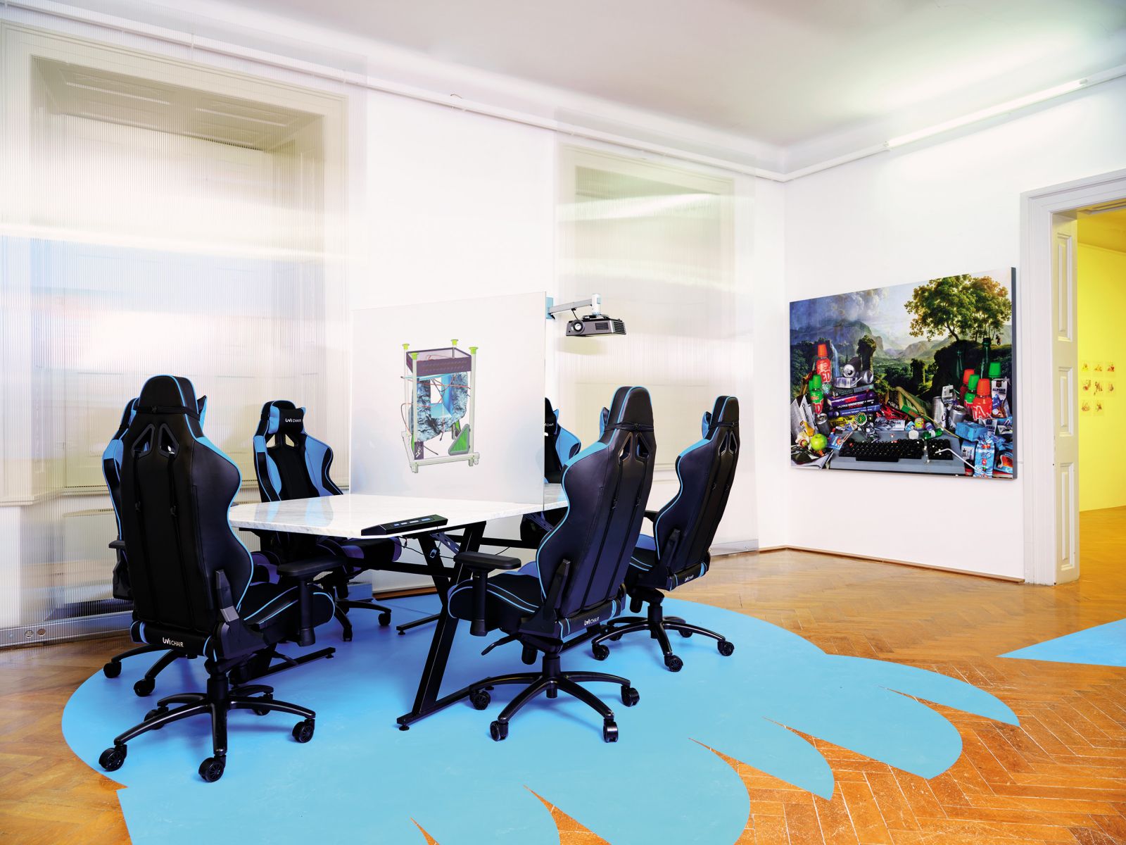 Umetniški tandem Kladnik & Neon je sredi MGLC postavil instalacijo, ki je pravzaprav sejna soba semi-fiktivnega podjetja Iskra Delta.