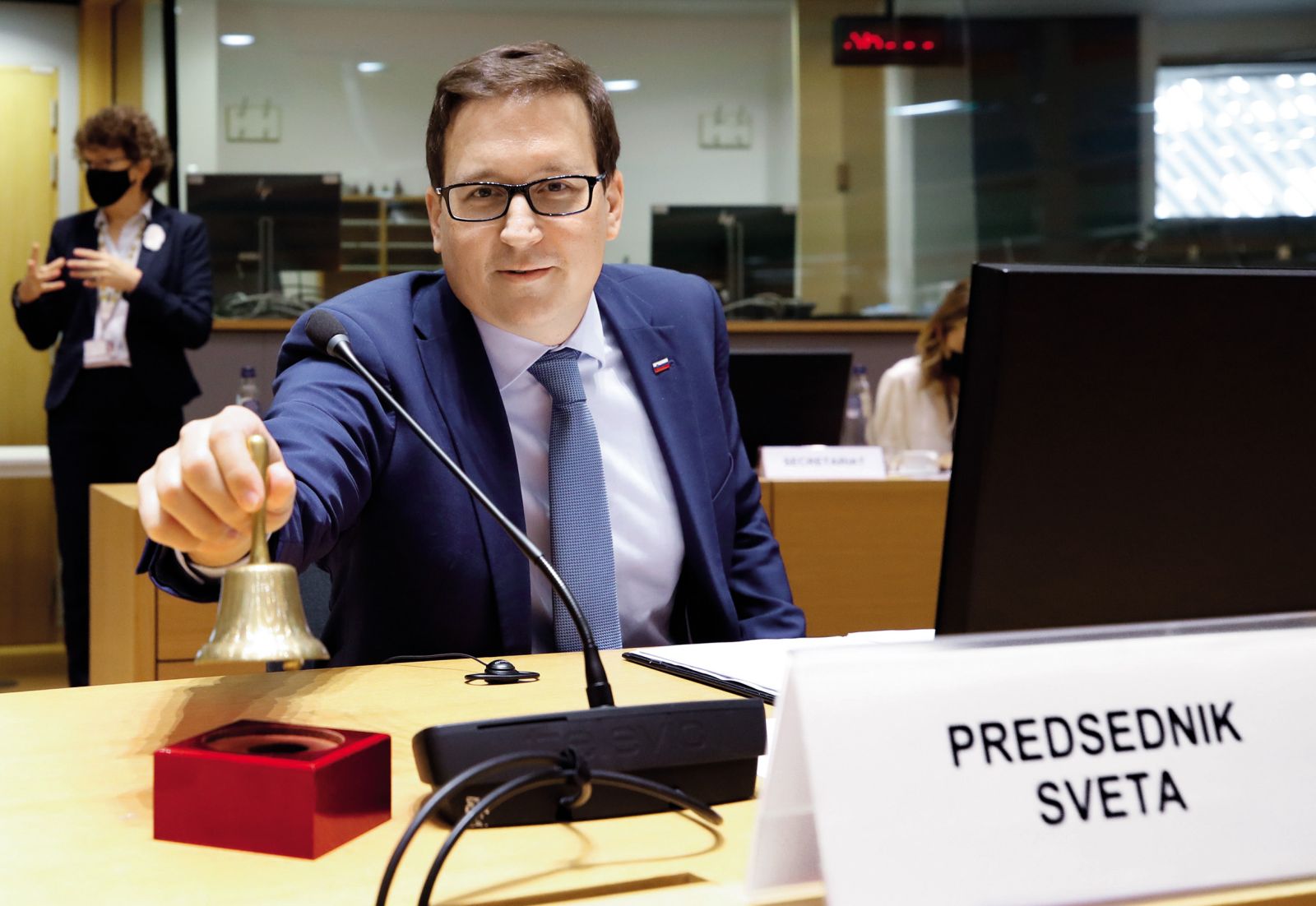 Minister Boštjan Koritnik se je ta teden na uradnih fotografijah vlade pojavljal s pozlačenim zvončkom, medtem ko javni uslužbenci bijejo plat zvona zaradi neurejenih koronskih dodatkov.