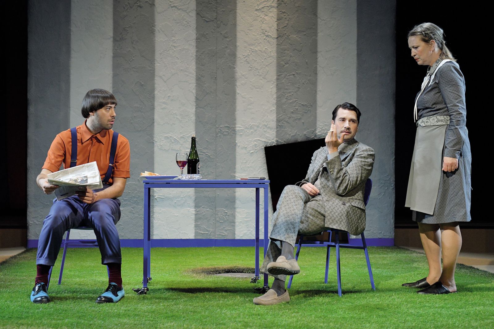 Pepe (Benjamin Krnetić, na levi) s spretno retoriko in sladko manipulacijo zareže prav v srčiko Dobrnikovih (Saša Tabaković) predsodkov.