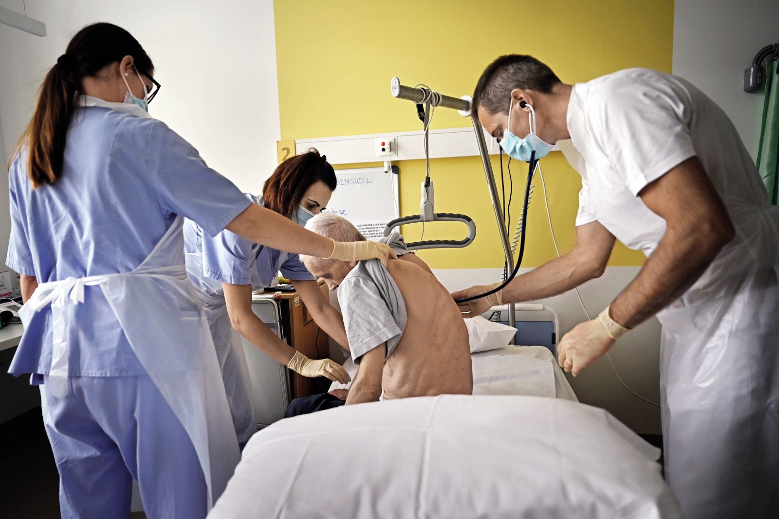 Zdravniška vizita: od leve Damjana Klasek, dipl. med. s. (VS); Bojana Grgčić, zdr. tehn.; doc. dr. Primož Novak, dr. med., spec. fiz. in reh. med.
