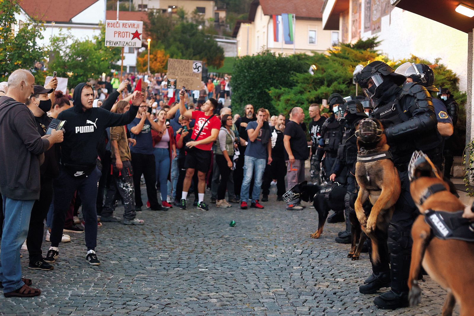 Protestniki v Trbovljah pred stavbo, v kateri je bila slovenska vlada med obiskom Zasavja | Borut Živulovič, Bobo