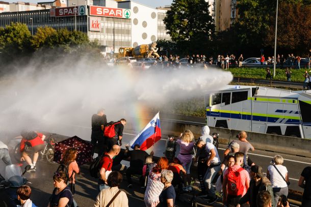 Policija je nad protestniki na ljubljanski obvoznici uporabila vodni top