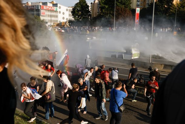Uporabna vodnega topa nad protestniki na ljubljanski obvoznici