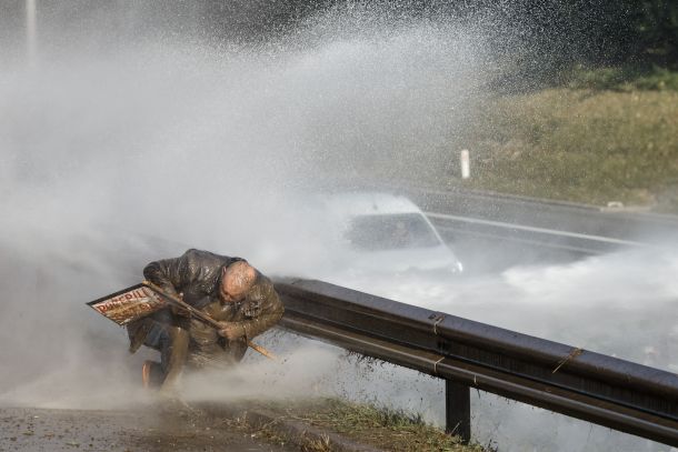 Uporaba vodnega topa nad protestnikom na ljubljanski obvoznici 