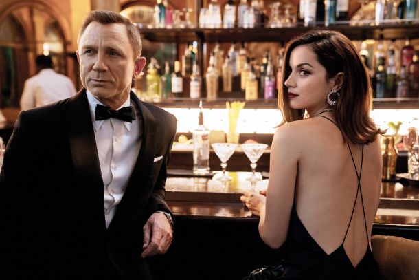 Daniel Craig in Ana De Armas