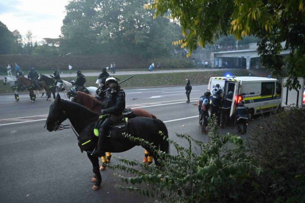 5. oktober 2021: s konjenico nad protestnike sredi Ljubljane 