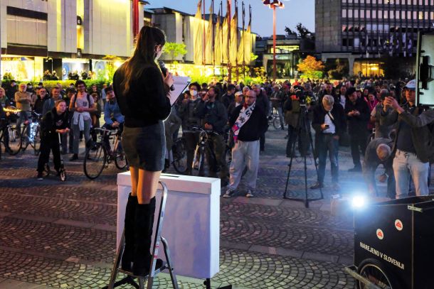 Predstavnica Mladih za podnebno pravičnost bere svoje zahteve na petkovih protestih 