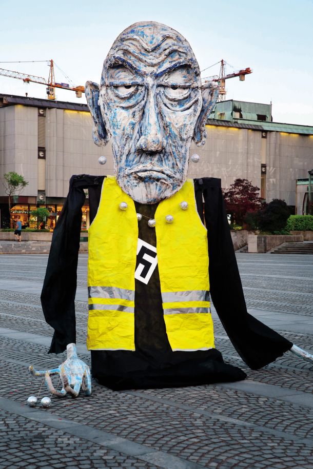 Janševa vlada tiste, ki protestirajo proti fašizmu in neonacizmu, razglaša za fašiste in naciste, tistim, ki slavijo Hitlerja (recimo Društvo za promocijo tradicionalnih vrednot), pa priznava status nevladne organizacije v javnem interesu. (2. julij 2021) 