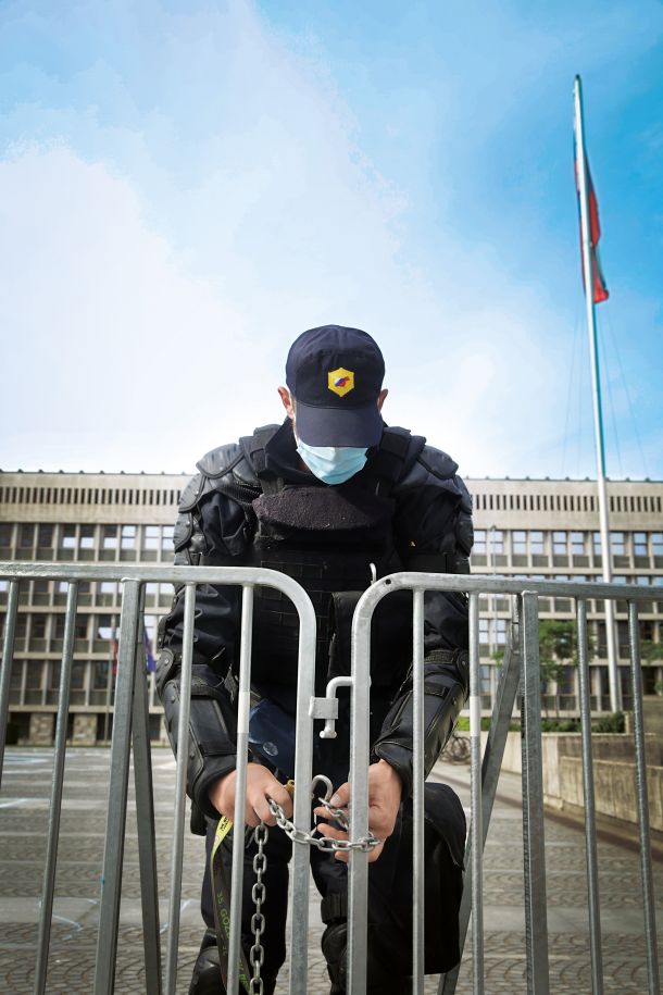 Šef policije si želi z ograjami zagraditi parlament. Oblast se očitno boji ljudstva. 