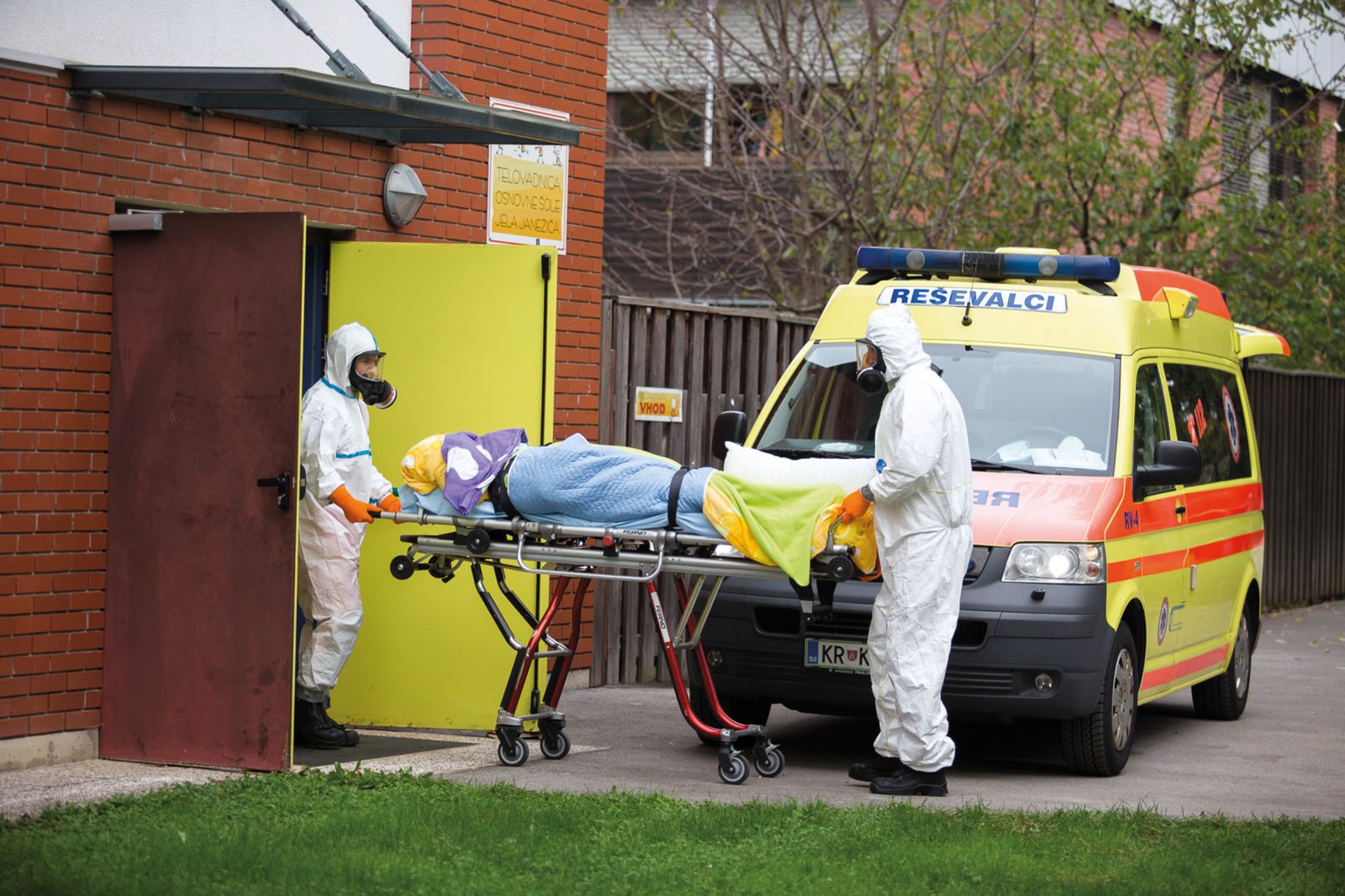 Minister Cigler Kralj se ne čuti odgovornega za dogajanja v domovih za starejše osebe (na fotografiji selitev oskrbovancev doma v Škofji Loki v šolsko telovadnico) 