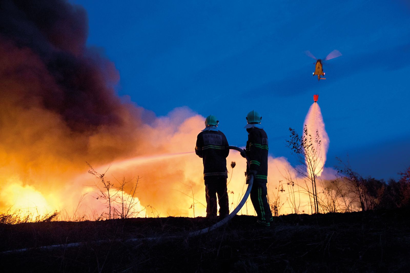 Gasilci dodatek dobivajo zato, ker ne morejo zagotavljati medsebojne razdalje in ker lahko s pršenjem vode kapljično raznašajo koronavirus.