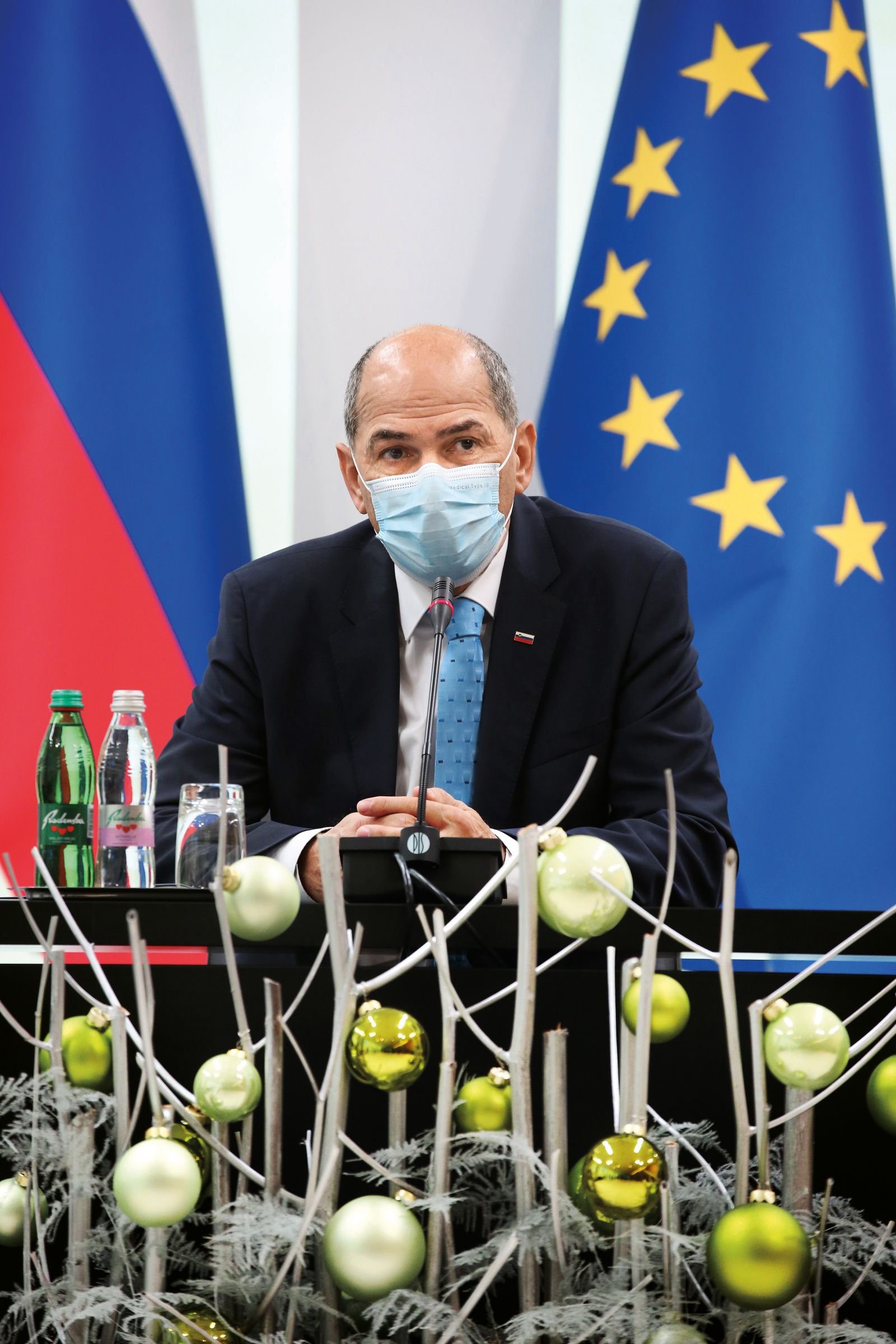 Tako, kot se je Janševa vlada lotila epidemije, se je lotila tudi njenih gospodarskih posledic: malo počez in malo najbolj lojalnim.