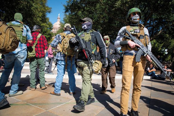 Oboroženi Trumpovi podporniki pred Kapitolom v Austinu v Teksasu nekaj dni pred inavguracijo