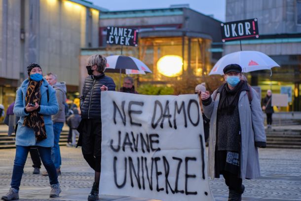 Protest proti zaprtju šol danes na Trgu republike v Ljubljani