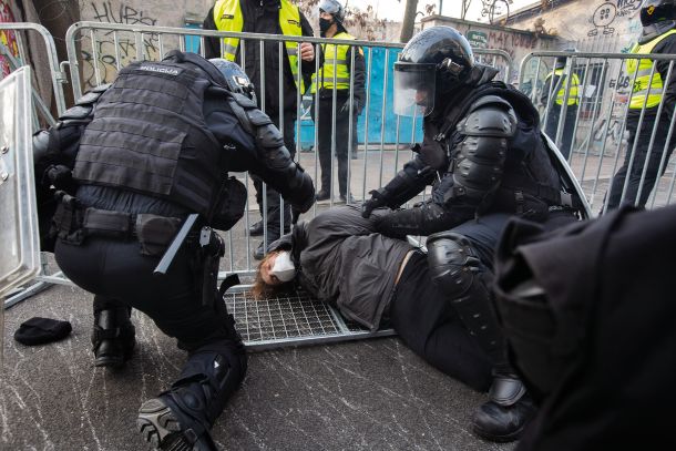Prisilna deložacija uporabnikov Roga (zadaj za policisti so varnostniki mestne občine) 19. januarja 