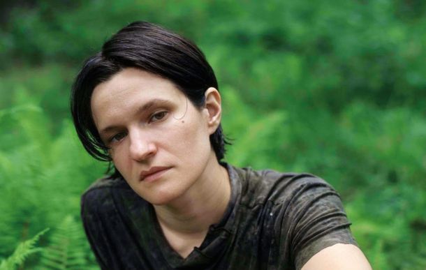 Adrianne Lenker z dvojčkom albumov v kraljestvu akustične intime. 