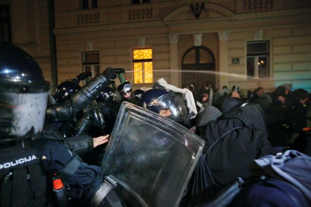 Policija je demonstrante, ki so protestirali proti policijskemu nasilju ob deložaciji uporabnikov Tovarne Rog, pozdravila s solzivcem.