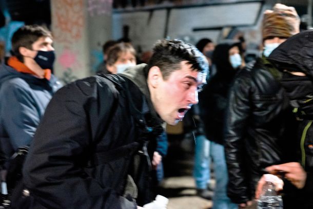 Policijskega solzivca je bil pred Tovarno Rog deležen tudi fotograf Željko Stevanić