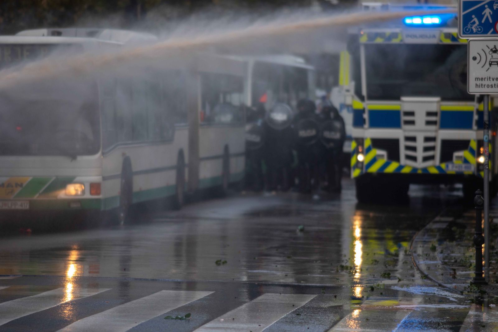 Policijsko posredovanje na torkovih protestih v središču Ljubljane