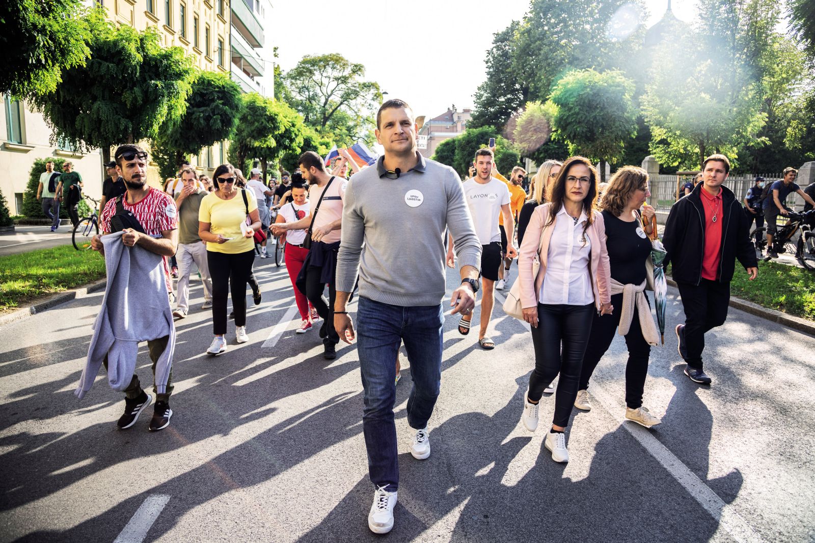 Zoran Stevanović je na protestu prejšnji teden (29. septembra) hodil med protestniki, na torkovem pohodu po mestu pa ga ni bilo, saj naj bi imel v ljubljanski Aleji »sestanek, kako se odzvati na razmere«. Stevanovića naj bi v torek zvečer pridržala policija, po nekaterih informacijah pa naj bi se sam pojavil na policijski postaji. 